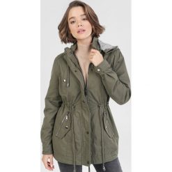 Ciemnozielona Parka Zelllyss. Zielone kurtki damskie Born2be, xl, bez wzorów, bez kaptura. Za 169,99 zł.