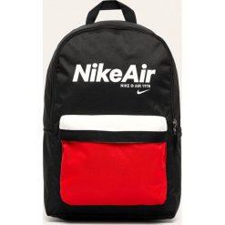 Nike Sportswear - Plecak. Czarne plecaki damskie Nike Sportswear, w paski, z poliesteru. Za 119,90 zł.