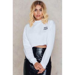 Bluzy rozpinane damskie: Josefin Ekström for NA-KD Krótka bluza z nadrukiem GRL PWR - White