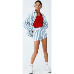 Sweter wykonany kwadratowym ściegiem. Czerwone swetry klasyczne damskie marki Pull&Bear, z kwadratowym dekoltem. Za 69,90 zł.