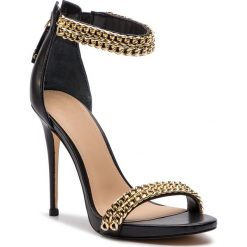 Sandały GUESS - Thaddea2 FL6TD2 LEA03 BLACK. Czarne klapki damskie Guess, z aplikacjami, ze skóry ekologicznej, bez obcasa, na obcasie. W wyprzedaży za 589,00 zł.