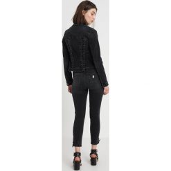 Liu Jo Jeans GIUBBINO RIDER EYELETS Kurtka jeansowa denim black. Szare kurtki damskie marki Liu Jo Jeans, l, bez wzorów, z elastanu, bez kaptura. Za 949,00 zł.