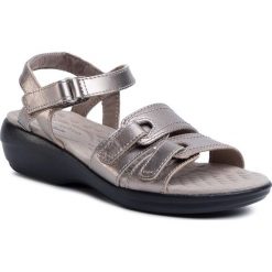 Sandały CLARKS - Alexis Shine 261497304 Pewter Metallic. Żółte klapki damskie Clarks, bez wzorów, ze skóry, bez obcasa, na obcasie. Za 299,00 zł.