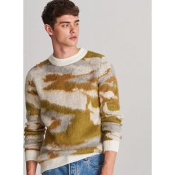 Sweter ze strukturalnej dzianiny - Wielobarwny. Swetry męskie Reserved, s, bez wzorów, z dzianiny, bez kołnierzyka, bez kaptura. Za 139,99 zł.