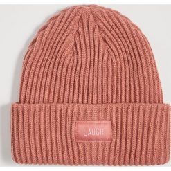 Czapka beanie z naszywką - Różowy. Różowe czapki damskie Sinsay, z aplikacjami. W wyprzedaży za 12,99 zł.