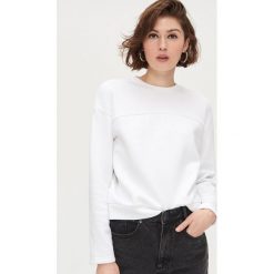 Bluza basic z poziomym przeszyciem - Biały. Białe bluzy damskie Cropp, s, bez wzorów, bez rękawów, bez kaptura. W wyprzedaży za 48,99 zł.