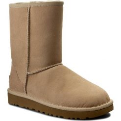 Buty UGG - W Classic Short II 1016223 W/San. Brązowe kozaki damskie marki Ugg, na zimę, ze skóry, bez obcasa, bez zapięcia. W wyprzedaży za 559,00 zł.