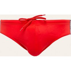 Emporio Armani - Kąpielówki. Czerwone kąpielówki męskie Emporio Armani, s, z nadrukiem, z elastanu. W wyprzedaży za 139,90 zł.