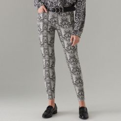 Jeansy skinny z wężowym motywem - Biały. Jeansy damskie Mohito. W wyprzedaży za 39,99 zł.