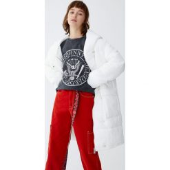 Pikowany płaszcz z otulającym kołnierzem. Białe płaszcze damskie marki Pull&Bear. Za 349,00 zł.