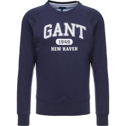 GANT THE SUMMER LOGO CNECK Bluza classic blue. Niebieskie bluzy męskie GANT, xs, z bawełny. W wyprzedaży za 356,15 zł.