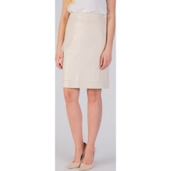 Ołówkowa spódnica z połyskiem QUIOSQUE. Żółte spódniczki ołówkowe marki QUIOSQUE, z wiskozy, eleganckie, midi. W wyprzedaży za 49,99 zł.