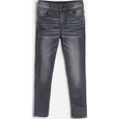 Jeansy skinny fit z efektem sprania - Szary. Szare jeansy męskie Reserved, bez wzorów. Za 79,99 zł.