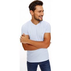 T-shirt męski w serek z elastycznej dzianiny. Niebieskie t-shirty męskie Top Secret, m, z haftami, z bawełny, z dekoltem w serek, krótkie. Za 39,99 zł.