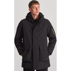 Parka z kapturem i kieszeniami - Czarny. Czarne parki męskie Reserved, s, bez wzorów, z kapturem. Za 399,99 zł.