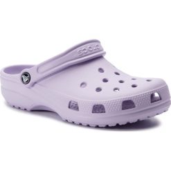 Klapki CROCS - Classic 10001 Lavender. Fioletowe klapki damskie Crocs, bez wzorów, z tworzywa sztucznego, bez obcasa. W wyprzedaży za 139,00 zł.