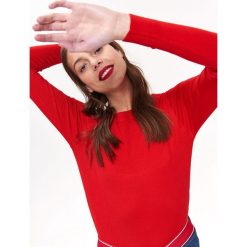 SWETER DAMSKI Z DEKOLTEM W ŁÓDKĘ. Czerwone swetry klasyczne damskie marki Top Secret, na lato, z jeansu, eleganckie, z dekoltem w łódkę. Za 99,99 zł.