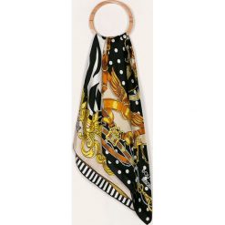 Moschino - Jedwabna chusta. Żółte szaliki damskie MOSCHINO, bez wzorów, z jedwabiu. Za 879,90 zł.