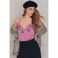 NA-KD Krótki top Embroidery Singlet - Pink. Różowe topy damskie NA-KD, z haftami, z wiskozy, bez kołnierzyka. W wyprzedaży za 40,18 zł.