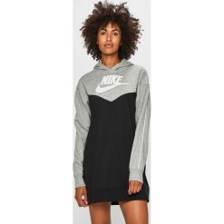 Nike Sportswear - Sukienka. Czarne sukienki damskie Nike Sportswear, na co dzień, s, z nadrukiem, z elastanu, casualowe, z okrągłym kołnierzem, z długim rękawem, długie, maxi, proste. W wyprzedaży za 229,90 zł.