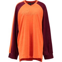 Bluzy damskie: Fenty PUMA by Rihanna OVERSIZED VNECK Bluza flametawny port