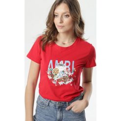 Czerwony T-shirt Caliroesis. Czerwone bluzki damskie Born2be, s, z nadrukiem, z okrągłym kołnierzem, z krótkim rękawem. Za 49,99 zł.