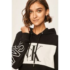 Calvin Klein Jeans - Sukienka. Czarne sukienki damskie Calvin Klein Jeans, na co dzień, s, z nadrukiem, z bawełny, casualowe, z kapturem, z długim rękawem, długie, mini, proste. Za 539,90 zł.