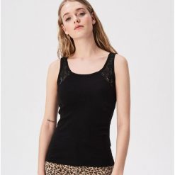 Tank top z koronką - Czarny. Czarne topy damskie Sinsay, s, w koronkowe wzory, z koronki, bez kołnierzyka. Za 19,99 zł.