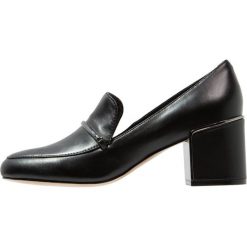 Kenneth Cole New York DAPHNE Czółenka black. Czarne czółenka peep toe marki Kenneth Cole New York, ze skóry. Za 709,00 zł.