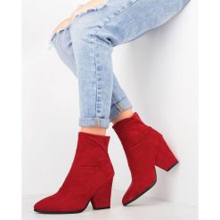 Botki damskie Ideal Shoes TX-2905 Czerwone. Czerwone botki damskie Ideal Shoes, z tworzywa sztucznego, klasyczne, bez obcasa, bez zapięcia. Za 139,00 zł.