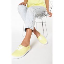 Żółte Tenisówki On The Game. Żółte trampki i tenisówki damskie Born2be, bez wzorów, bez zapięcia. Za 39,99 zł.