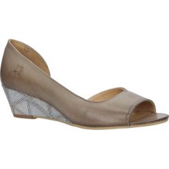 Beżowe czółenka skórzane na ozdobnym koturnie peep toe Maciejka 01304-16/00-1. Brązowe czółenka damskie Maciejka, bez wzorów, z otwartym noskiem, bez obcasa, na koturnie. Za 238,99 zł.