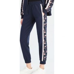 Spodnie z lampasami - Granatowy. Niebieskie spodnie damskie Sinsay, s. W wyprzedaży za 29,99 zł.