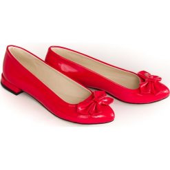Lakierowane balerinki z kokardą - skóra naturalna - model 048 - kolor czerwony lakier. Czerwone baleriny damskie Zapato, bez wzorów, ze skóry, bez obcasa. Za 299,00 zł.