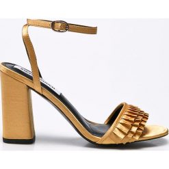 Steve Madden - Sandały Akkrum. Żółte klapki damskie Steve Madden, bez wzorów, z materiału, bez obcasa, na obcasie. W wyprzedaży za 159,90 zł.