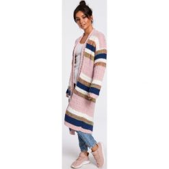 Kardigan maxi w pasy różowy. Różowe swetry damskie e-margeritka.pl, na jesień, s, bez wzorów, ze splotem, eleganckie, z długim rękawem, długie, bez kaptura. Za 158,99 zł.