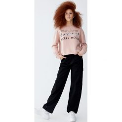 Bluza z Myszką Miki 90’s. Różowe bluzy damskie marki Pull&Bear, s. Za 89,90 zł.