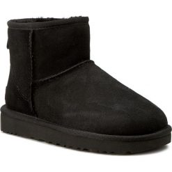 Buty UGG - W Classic Mini II 1016222 W/Blk. Czarne kozaki damskie Ugg, na imprezę, z wełny, bez obcasa, bez zapięcia. Za 759,00 zł.