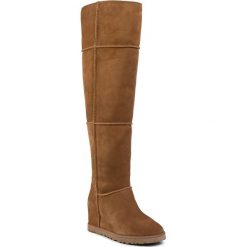 Muszkieterki UGG - W Classic Femme Otk 1104610 Che. Pomarańczowe kozaki damskie Ugg, z wełny, bez obcasa, bez zapięcia. Za 1299,00 zł.