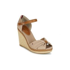 Sandały Tommy Hilfiger ICONIC ELENA SANDAL. Brązowe rzymianki damskie TOMMY HILFIGER. Za 319,20 zł.