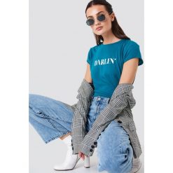 NA-KD T-shirt Darlin' - Blue. Niebieskie t-shirty damskie marki NA-KD, z napisami, z okrągłym kołnierzem. W wyprzedaży za 42,67 zł.