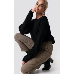 Trendyol Sweter z elastyczną talią - Black. Czarne swetry damskie marki Trendyol, bez wzorów, z dzianiny, bez rękawów, długie, bez kaptura. Za 100,95 zł.