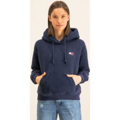 Bluza Tommy Jeans Tjw Tommy Polar DW0DW07806. Czerwone bluzy damskie Tommy Jeans, xs, bez wzorów, z elastanu, bez rękawów, bez kaptura. W wyprzedaży za 379,00 zł.