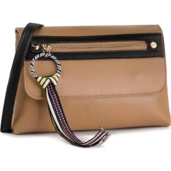 Torebka MONNARI - BAG8500-015 Beige. Brązowe listonoszki damskie Monnari, bez wzorów, ze skóry ekologicznej, bez dodatków. W wyprzedaży za 119,00 zł.