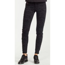 JEANSY DIESEL. Czarne jeansy damskie Diesel. Za 269,70 zł.