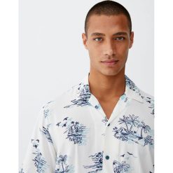 Koszula z wiskozy z podwójnym nadrukiem. Białe koszule męskie marki Pull&Bear, m, z nadrukiem, z wiskozy, z podwójnym kołnierzykiem. Za 62,90 zł.