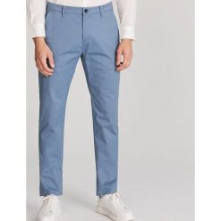 Chinosy slim fit - Niebieski. Niebieskie spodnie męskie Reserved, m, bez wzorów. W wyprzedaży za 59,99 zł.