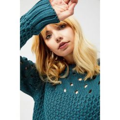 Sweter z ozdobnym splotem. Zielone swetry damskie Moodo, l, bez wzorów, z bawełny, klasyczne, z długim rękawem, długie, bez kaptura. Za 29,99 zł.