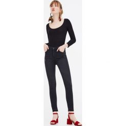 Jeansy rurki z wysokim stanem. Niebieskie jeansy damskie marki Pull & Bear, z jeansu, z podwyższonym stanem. Za 49,90 zł.