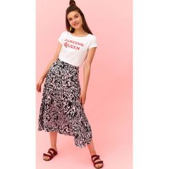 Printowana spódnica za kolano. Spódniczki damskie Top Secret, na co dzień, na zimę, z nadrukiem, z tkaniny, koszulowe. W wyprzedaży za 39,99 zł.